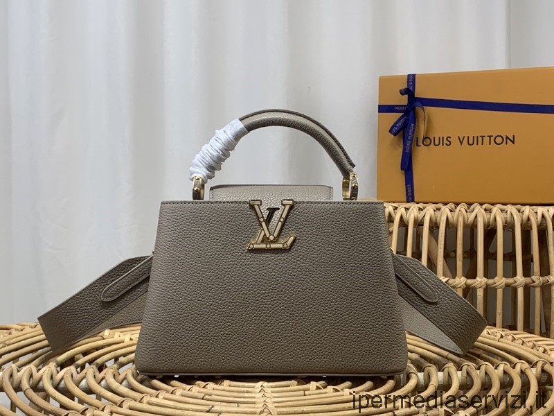реплика чанта през рамо на Louis Vuitton Capucines Bb с бижу като Lv подпис от сива кожа таурийон M59066 27x18x9cm