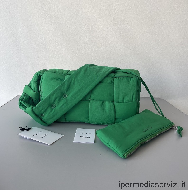 реплика Bottega Veneta зелена подплатена технологична касета със средно интречо найлонова чанта за кръстосано тяло 30x15x7cm