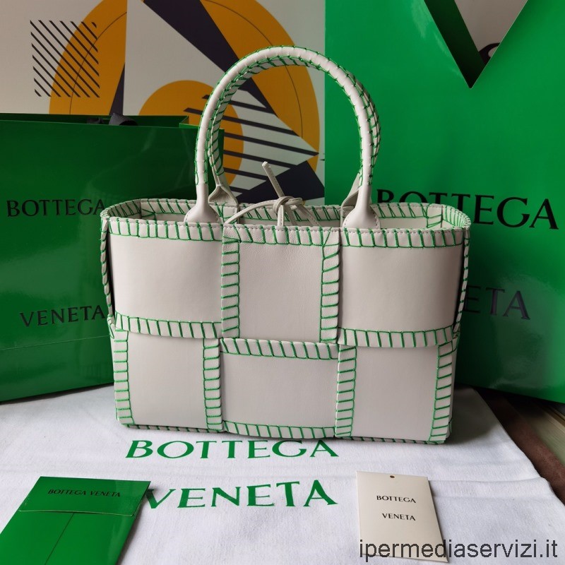 реплика Bottega Veneta Arco малка бяла кожена чанта Intrecciato с овърлок шев 30x20x11см