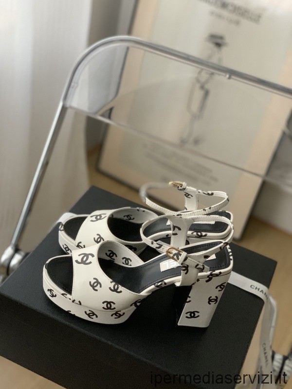 Replika Sandálů Na Podpatku Chanel 2022 Allover Cc V Bílé Barvě 35 Až 40