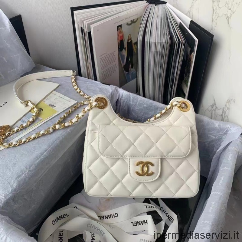 Replika Chanel 2022 Bílá Mini Taška Přes Rameno S Klopou Z Jehněčí Kůže As3310 21x18x7cm
