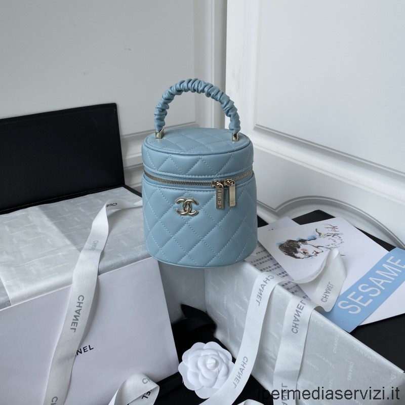 Replika Toaletního Kufříku Chanel 2022 S Horní Rukojetí Ve Světle Modré Jehněčí Kůži Ap2730 13x13x11cm
