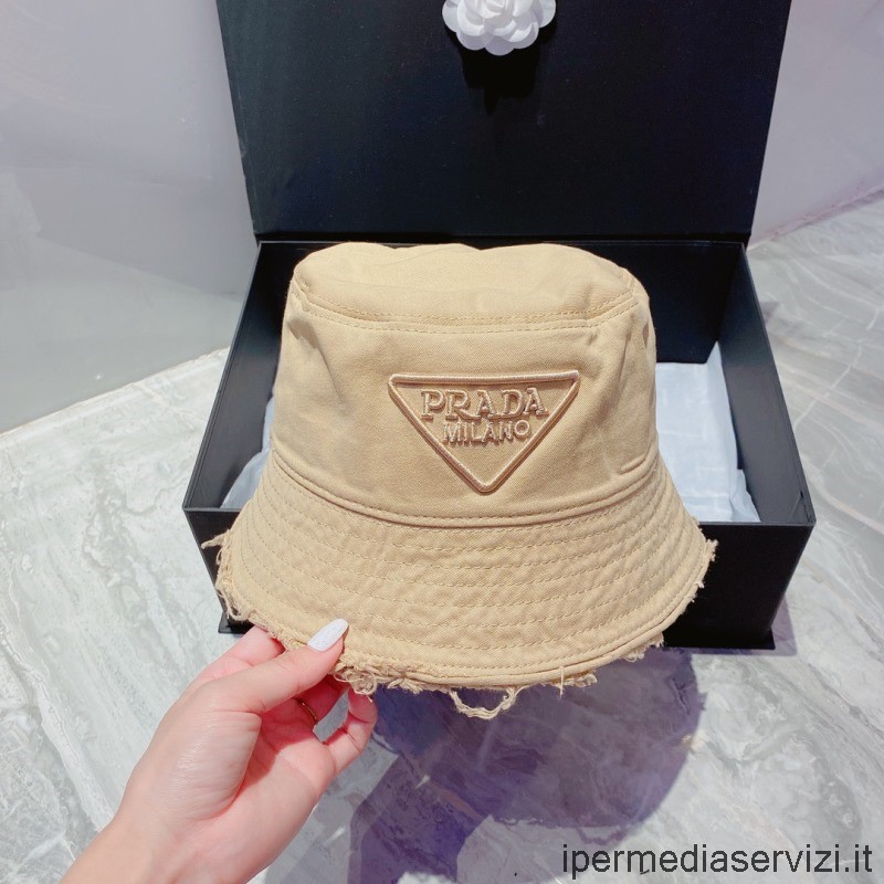 ρεπλίκα Prada χακί μπεζ καπέλο κουβά τρυπανιού με κεντημένο τρίγωνο λογότυπο