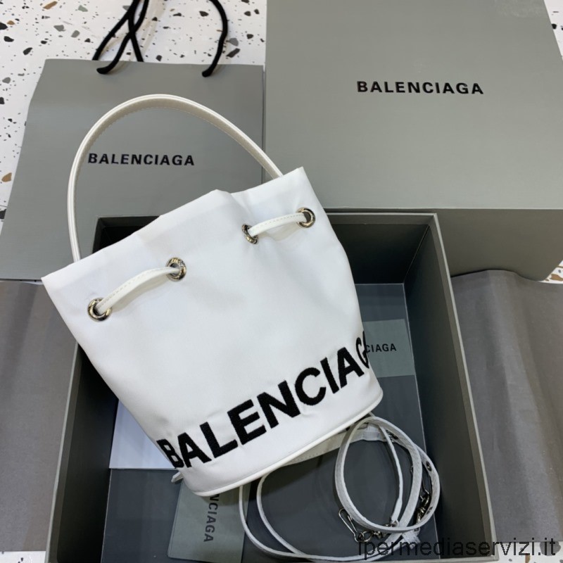 ρεπλίκα Balenciaga τροχός Xs καμβάς τσάντα κουβά με κορδόνι σε λευκό 15x15x18 Cm