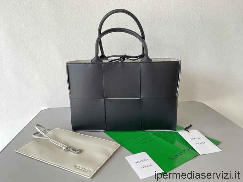 реплика Bottega Veneta Arco маленькая сумка-тоут Intreccio из гладкой кожи черного цвета 30x20x14см