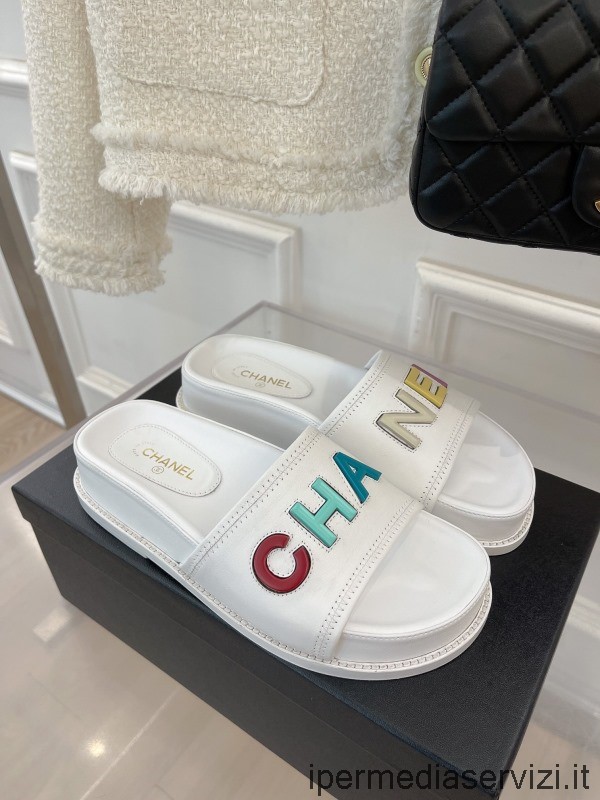Replika Chanel 2022 Monogram Läder Platt Form Sandal I Vit 35 Till 40