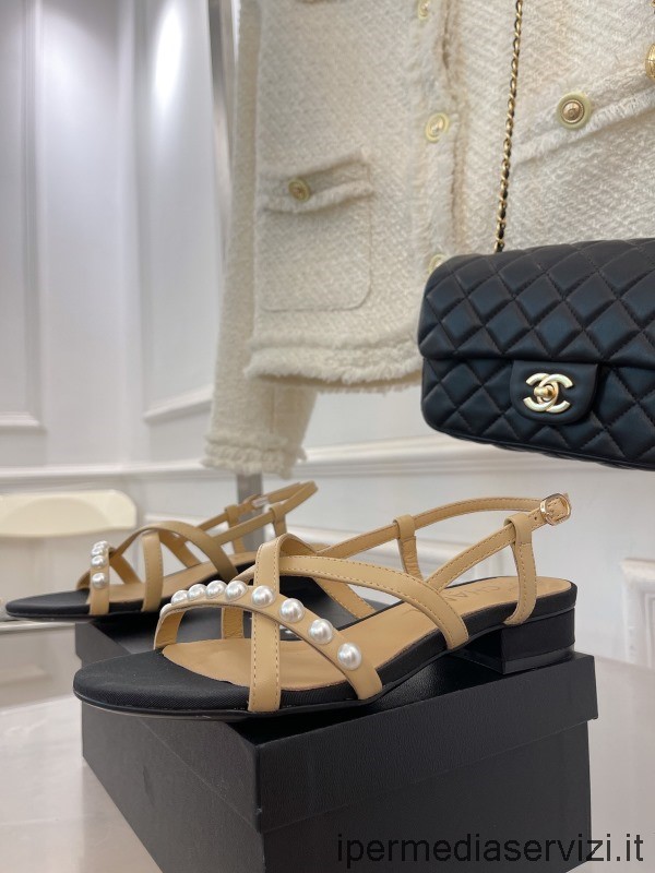 Replika Chanel 2022 Sandal Med Pärlor I Beige Läder 30 Mm 35 Till 40