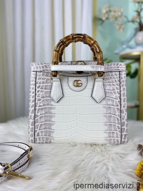 Gucci Diana กระเป๋าโท้ทขนาดเล็กพร้อมที่จับไม้ไผ่ในหนังลายนูนจระเข้สีขาว 660195 27x24x11cm