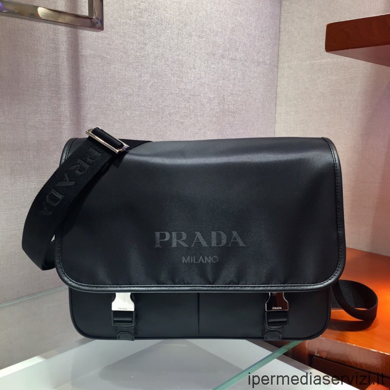 แบบจำลอง Prada กระเป๋าสะพายข้างไนลอนสีดำ Va0768 32x24x12cm