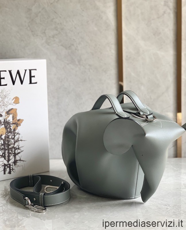 กระเป๋าสะพายข้างแบบจำลอง Loewe ช้างขนาดใหญ่ในสีเทาคลาสสิกหนังลูกวัว 35x22x18cm