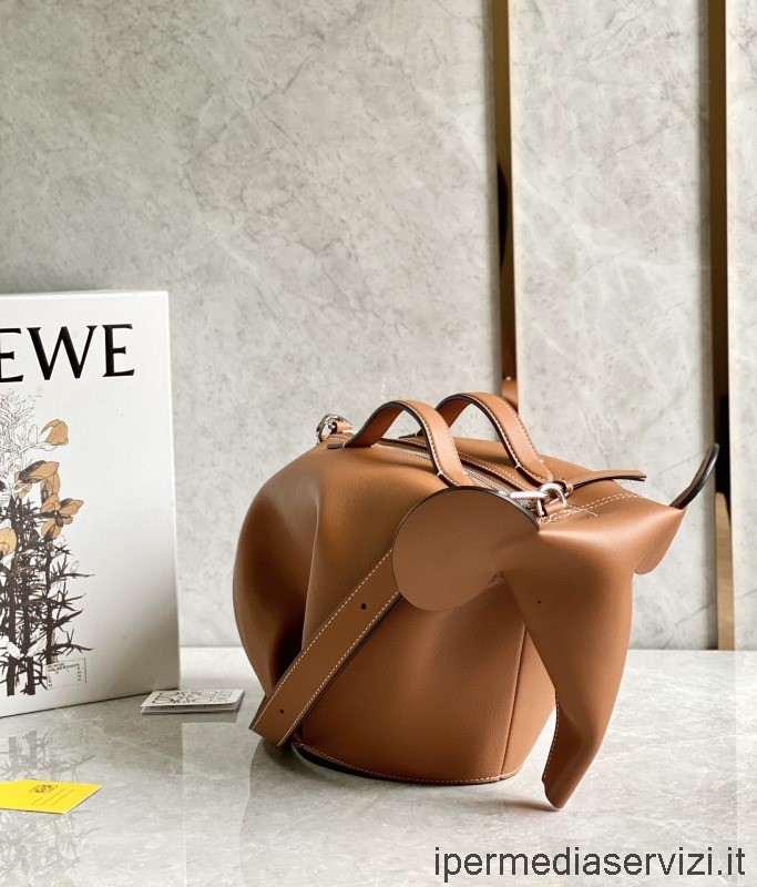 แบบจำลอง Loewe กระเป๋าถือไหล่ช้างขนาดใหญ่ในสีน้ำตาลคลาสสิกหนังลูกวัว 35x22x18cm