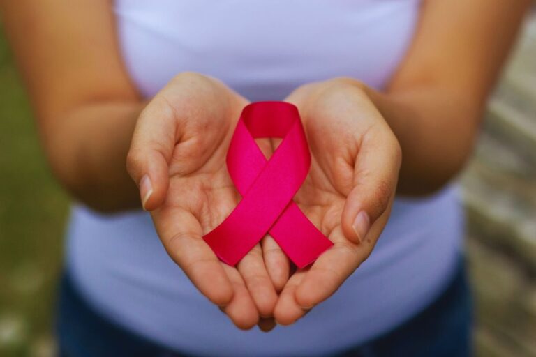 mani col fiocco rosso