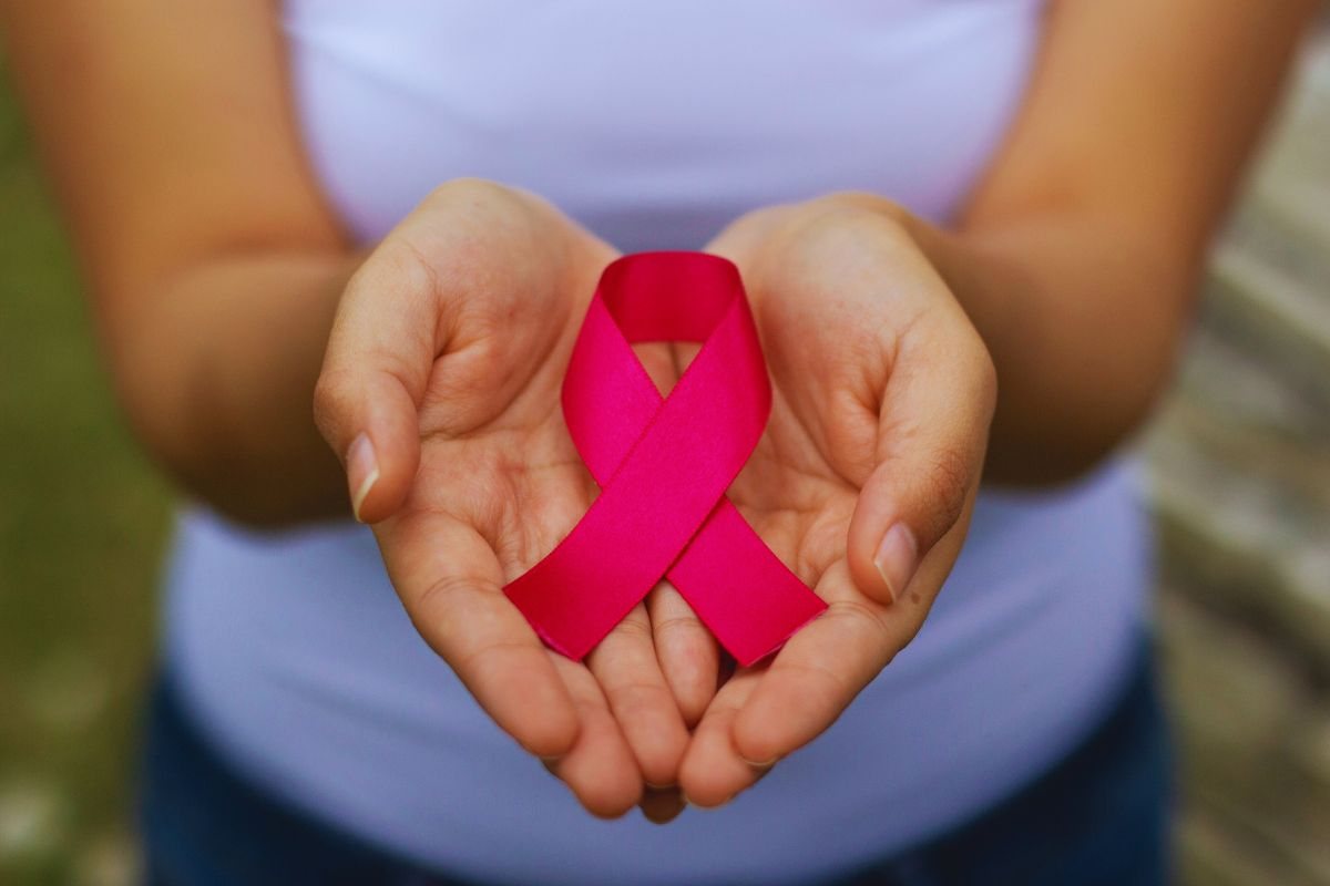 mani col fiocco rosso